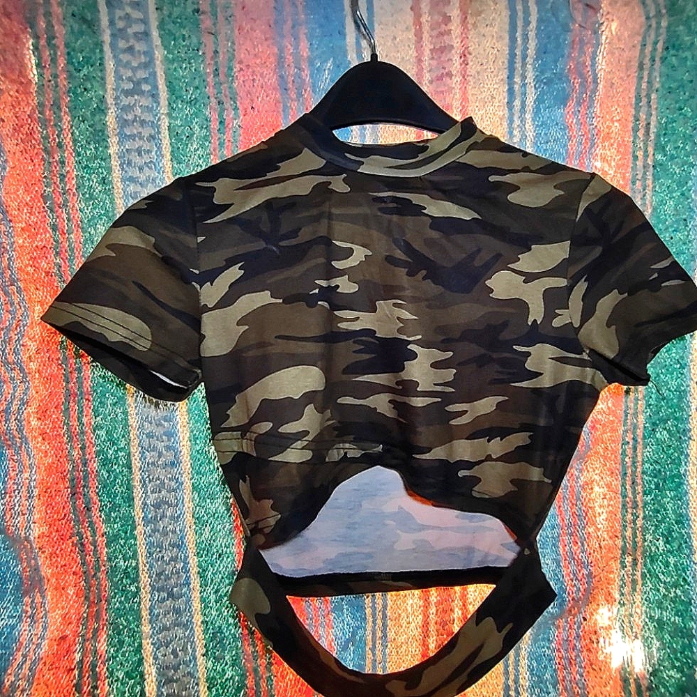 CAMO CUT OUT CROP TEE